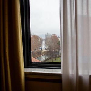 Camera piccola con letto king size